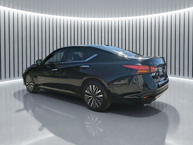 Used 2023 Nissan Altima 2.5 SV w/ SV Premium Package FWD image 6