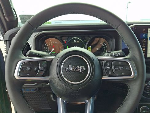 Used 2025 Jeep Wrangler Unlimited Sahara AWD/4WD image 19