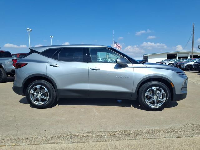 Used 2025 Chevrolet Blazer LT FWD image 4