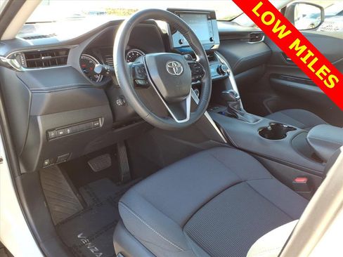 Used 2021 Toyota Venza LE w/ Carpet Mat Package (TMS) image 13