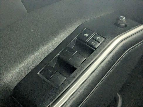 Used 2021 Toyota Highlander XLE FWD image 15