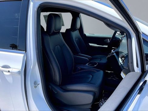 New 2027 Chrysler Pacifica Select FWD image 16