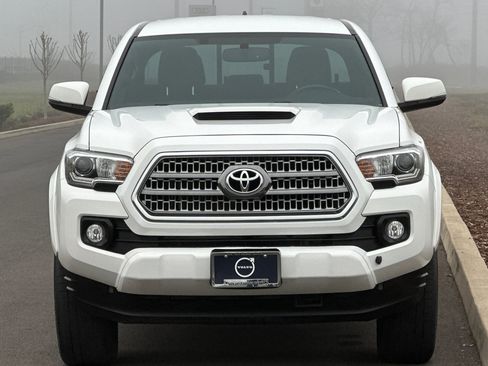 Used 2016 Toyota Tacoma TRD Sport image 8