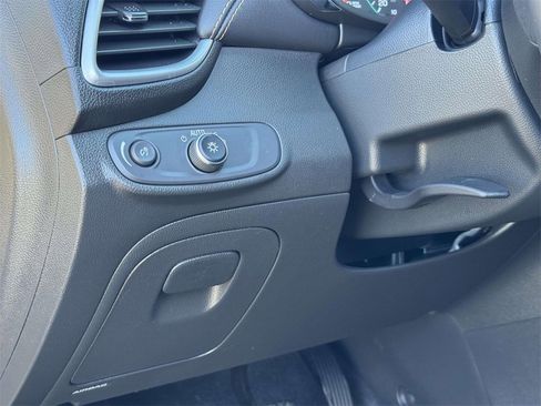 Used 2021 Chevrolet Trax LT w/ LT Convenience Package image 9