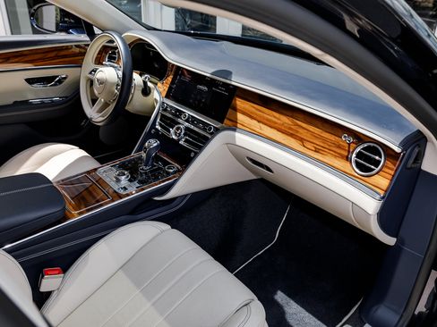 Certified 2024 Bentley Flying Spur V8 image 2