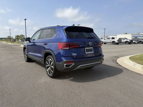 Used 2023 Volkswagen Taos SE FWD image 3