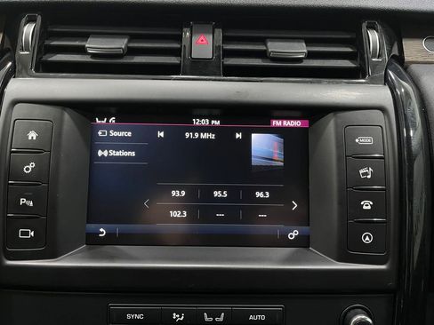 Used 2017 Land Rover Discovery SE image 24