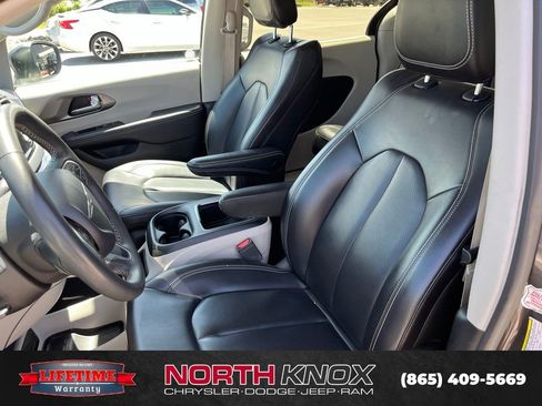 Used 2023 Chrysler Pacifica Touring-L FWD image 6