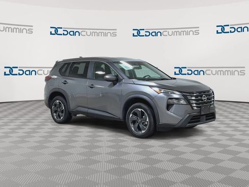 Used 2024 Nissan Rogue SV FWD image 2