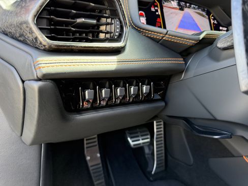 Used 2021 Lamborghini Huracan EVO image 34