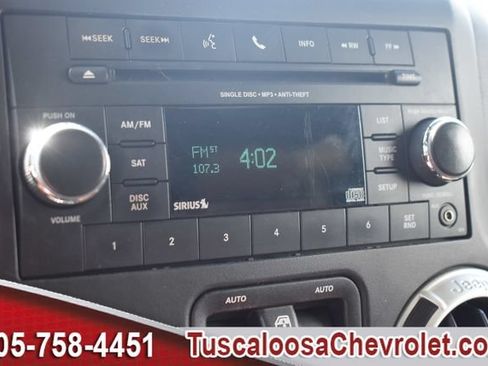 Used 2018 Jeep Wrangler Unlimited Sahara w/ Connectivity Group AWD/4WD image 33
