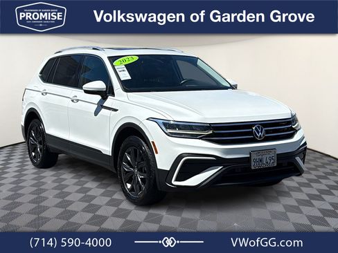 Used 2023 Volkswagen Tiguan SE w/ Panoramic Sunroof Package FWD image 2