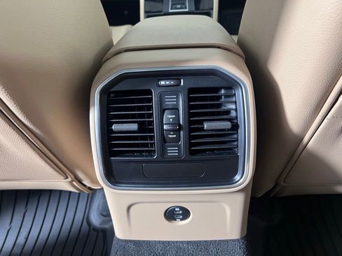 Certified 2025 Porsche Macan AWD/4WD image 24