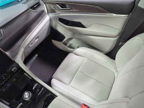 Used 2022 Jeep Grand Cherokee Overland w/ Advanced Protech Group III image 11