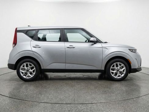 Used 2025 Kia Soul LX w/ LX Technology Package FWD image 11
