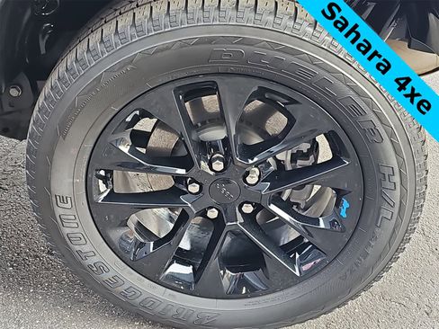 Used 2022 Jeep Wrangler Unlimited Sahara w/ Cold Weather Group image 12