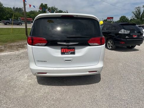 Used 2022 Chrysler Voyager LX FWD image 6