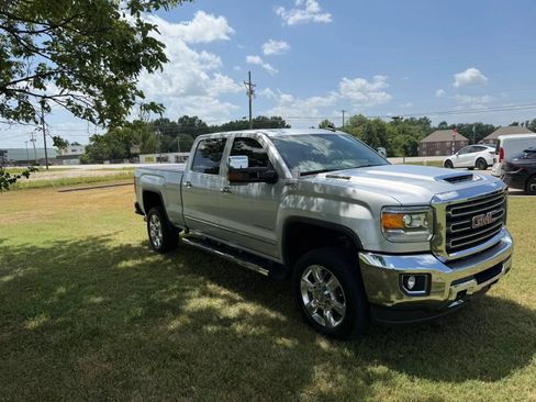 Used 2019 GMC Sierra 2500 SLT w/ Duramax Plus Package AWD/4WD image 4