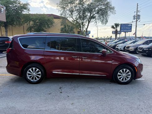 Used 2019 Chrysler Pacifica Touring-L image 4