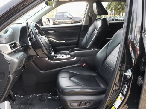 Used 2021 Toyota Highlander XLE AWD/4WD image 19