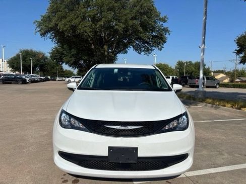 Used 2023 Chrysler Voyager LX FWD image 2