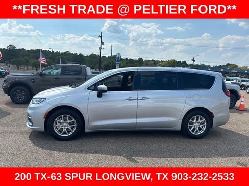 Used 2023 Chrysler Pacifica Touring FWD image 4