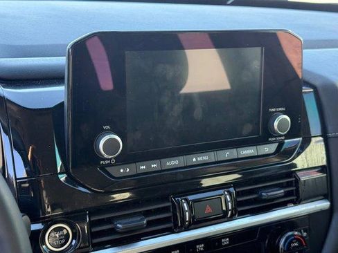 Used 2024 Nissan Pathfinder SV image 11