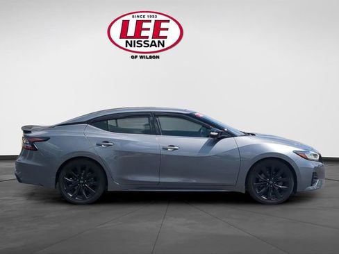 Used 2023 Nissan Maxima SR w/ Sport Mat Group FWD image 2