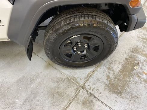 Used 2025 Jeep Wrangler Sport AWD/4WD image 15