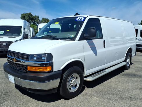 Used 2025 Chevrolet Express 2500 w/ Driver Convenience Package RWD image 7