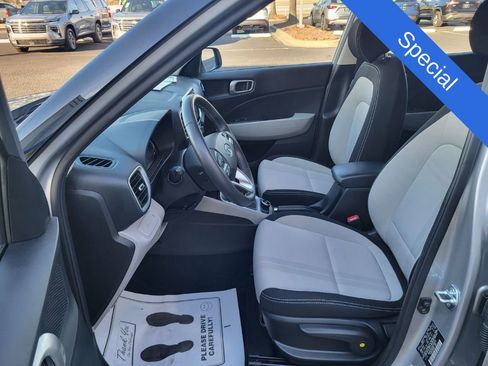 Used 2025 Hyundai Venue SEL image 11