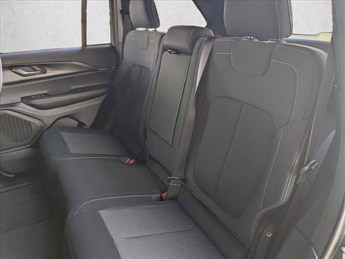Used 2025 Jeep Grand Cherokee Laredo AWD/4WD image 18