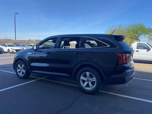 Used 2023 Kia Sorento LX image 2