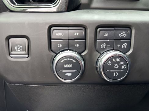 Used 2024 GMC Sierra 2500 AT4 w/ AT4 Premium Plus Package AWD/4WD image 11