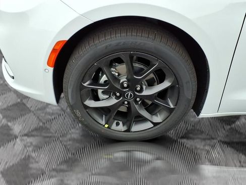 New 2026 Chrysler Pacifica Select image 11