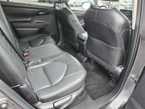 Used 2022 Toyota Highlander XLE image 24