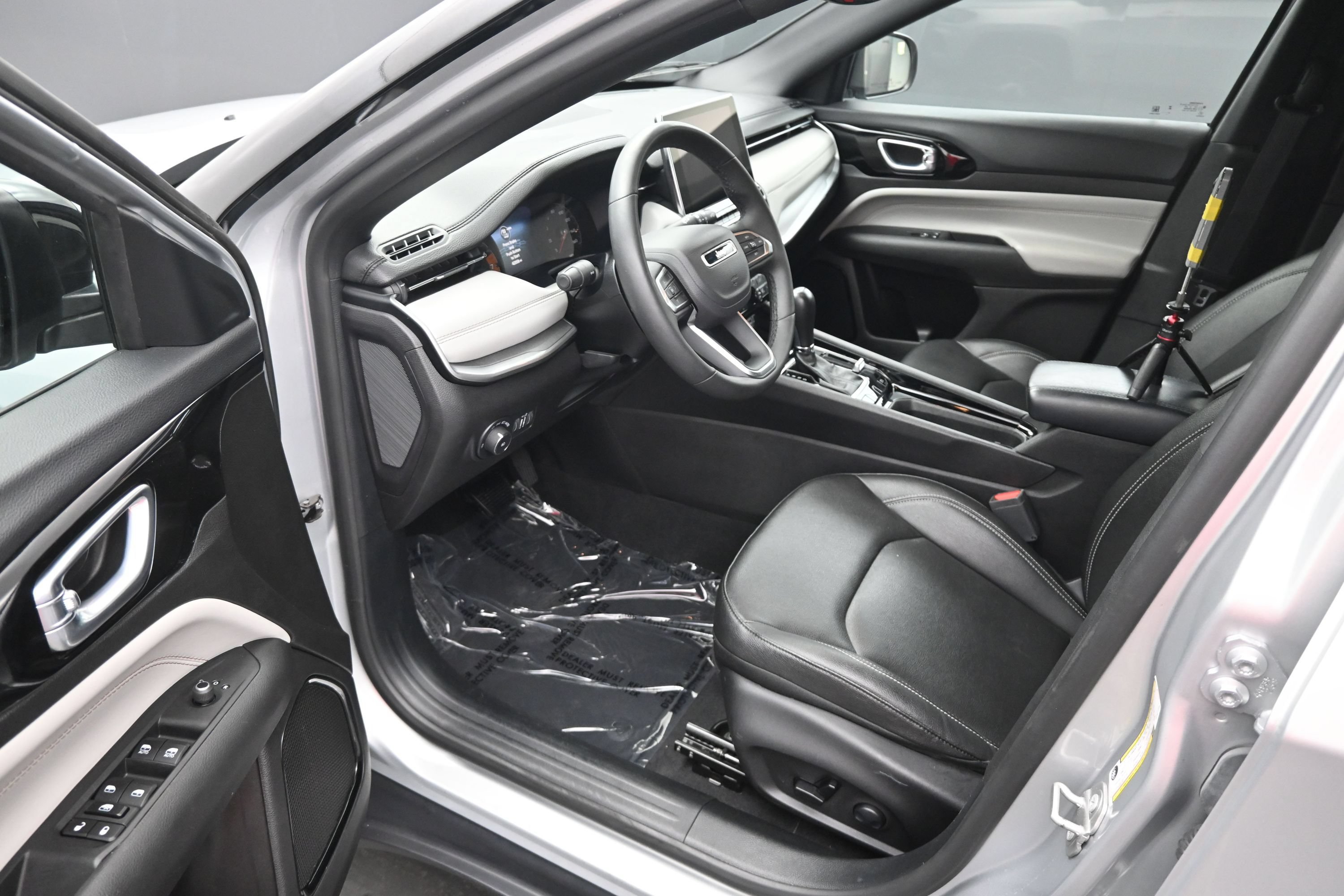 Used 2025 Jeep Compass Limited AWD/4WD image 17