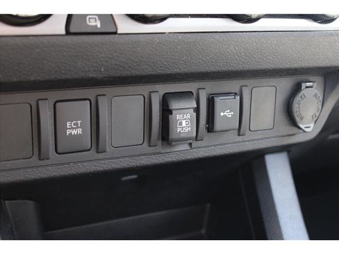 Used 2021 Toyota Tacoma SR5 AWD/4WD image 28