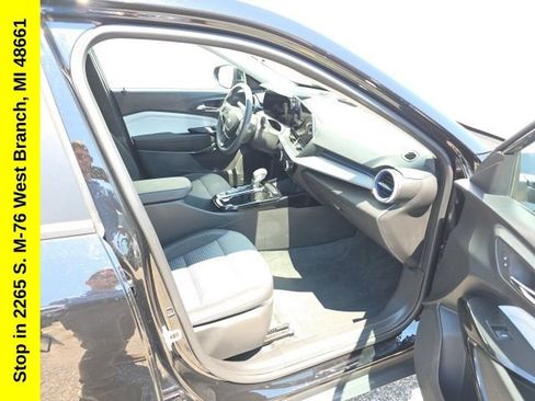 Used 2025 Chevrolet Trax LT FWD image 36