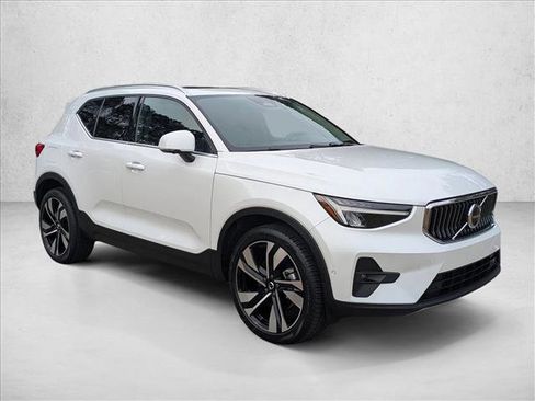 Used 2023 Volvo XC40 B5 Plus w/ Driver Assist Package image 3