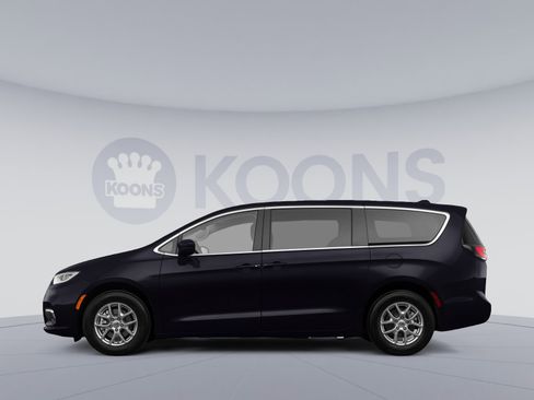 Used 2023 Chrysler Pacifica Touring-L FWD image 2