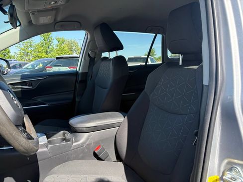 Used 2021 Toyota RAV4 XLE AWD/4WD image 2