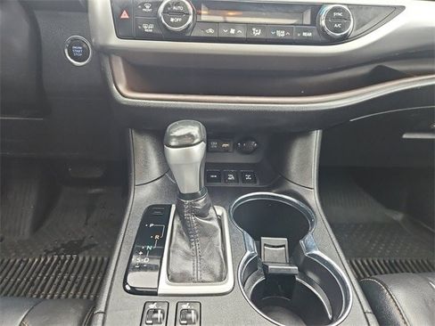 Used 2019 Toyota Highlander XLE image 11