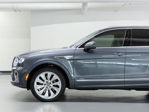 Used 2023 Bentley Bentayga AWD/4WD image 17