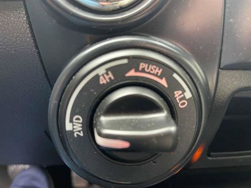 Used 2018 Nissan Titan SV w/ SV Convenience Package image 27