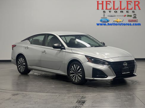 Used 2024 Nissan Altima 2.5 SV image 1