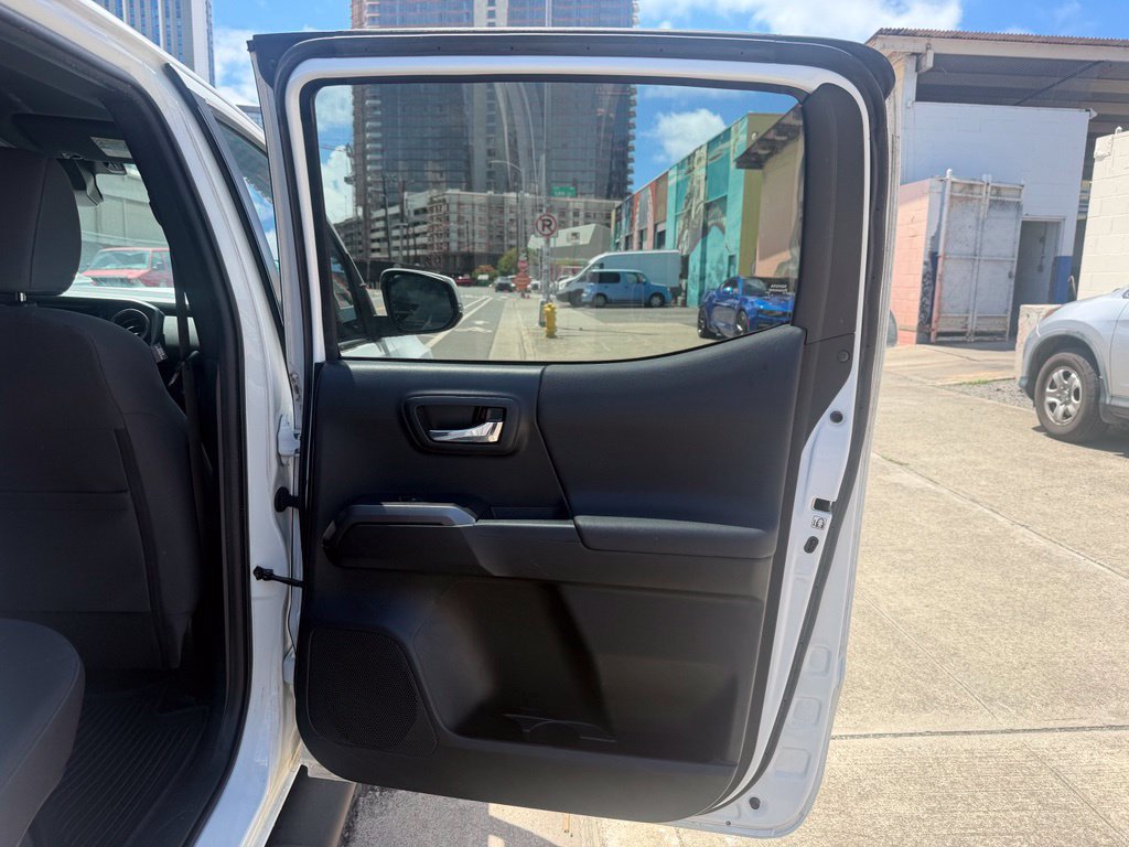 Used 2018 Toyota Tacoma TRD Sport AWD/4WD image 12