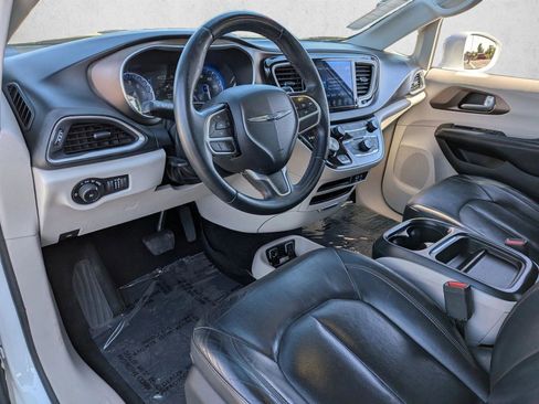 Used 2017 Chrysler Pacifica Touring-L FWD image 13