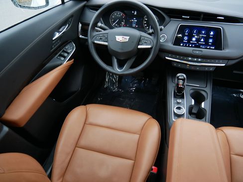 Used 2023 Cadillac XT4 Premium Luxury image 9