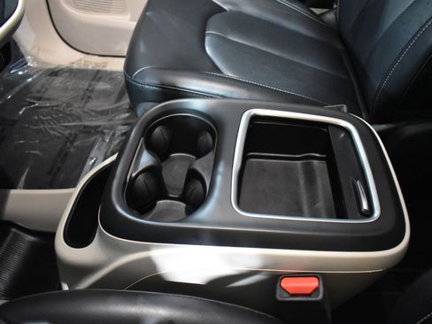 Used 2023 Chrysler Pacifica Touring-L FWD image 21